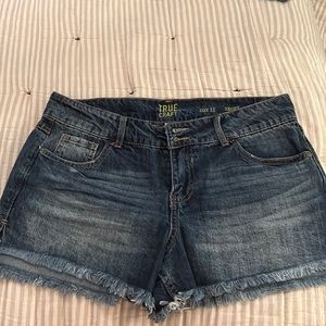 True Craft cut off Jean short, junior size 11. Excellent condition.